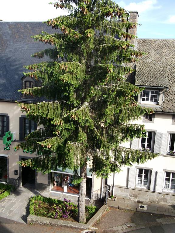 Hotel Restaurant La Reine Margot La Tour-dʼAuvergne Екстериор снимка