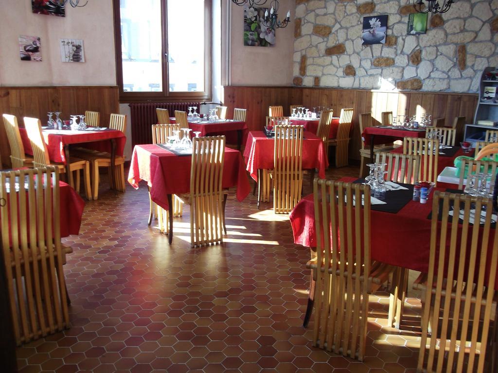 Hotel Restaurant La Reine Margot La Tour-dʼAuvergne Екстериор снимка